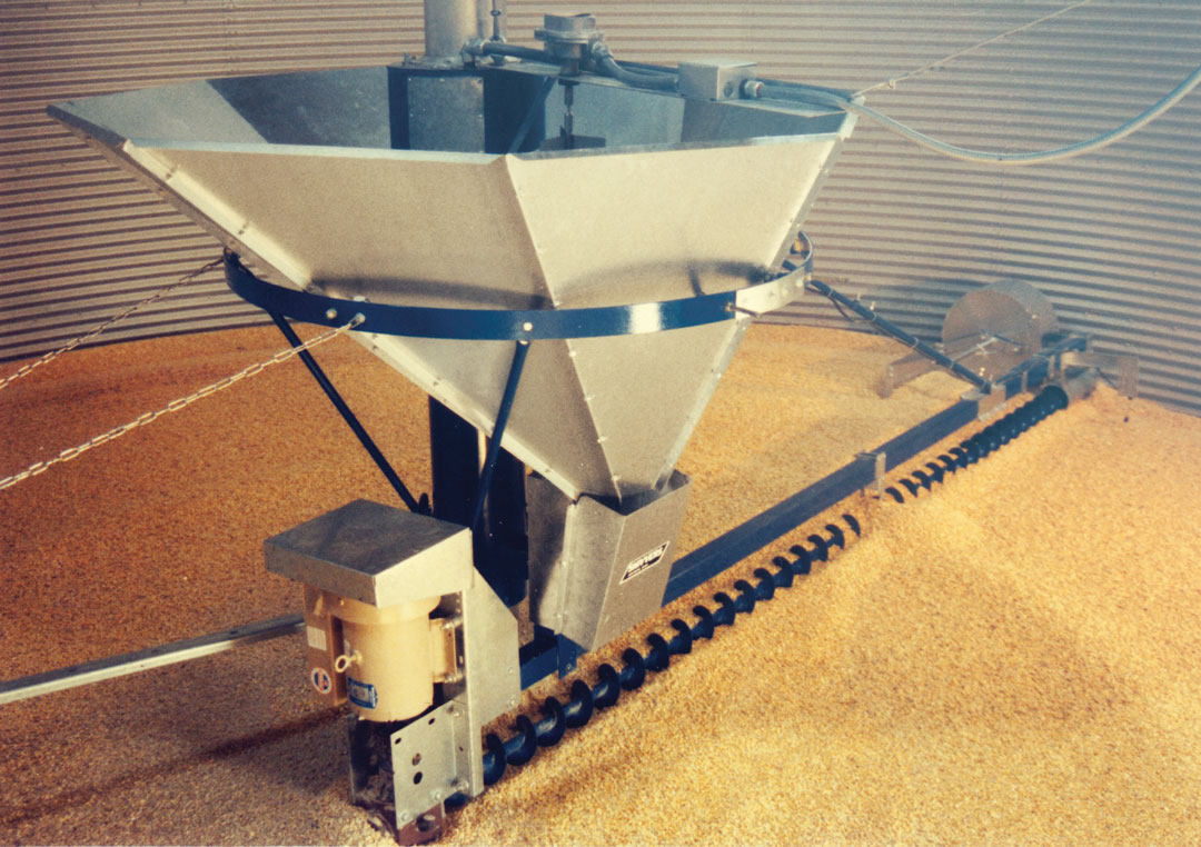 Level-Dry-w-Grain-1-(1) Shivvers level-dry grain spreader spreading grain in a bin | Shivvers
